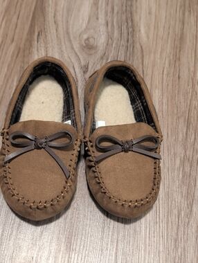 Target Kids Tan Moccasin Slippers with Bow Accent - Toddler Size 9